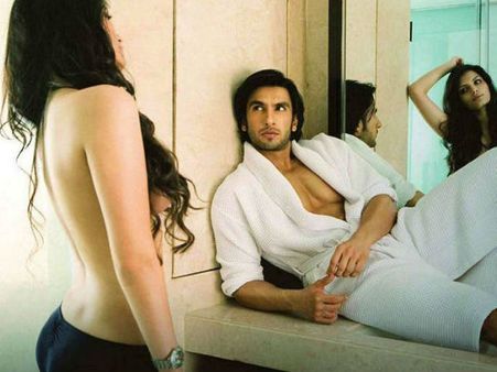 উন্মুক্ত পেলব পিঠ, কেশের ফাঁকে স্তনের উঁকি! ঝড়ের কেন্দ্রে সোনালি