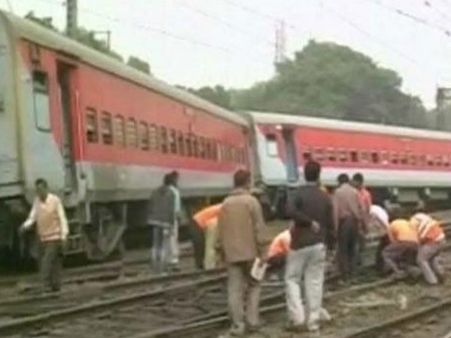 লিলুয়ায় লাইনচ্যুত নয়াদিল্লিগামী পূর্বা এক্সপ্রেস