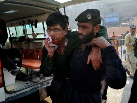 পাকিস্তান : পেশোয়ারে সামরিক পাবলিক স্কুলে জঙ্গিহামলা, ৮৪ ছাত্রসহ মৃত শতাধিক