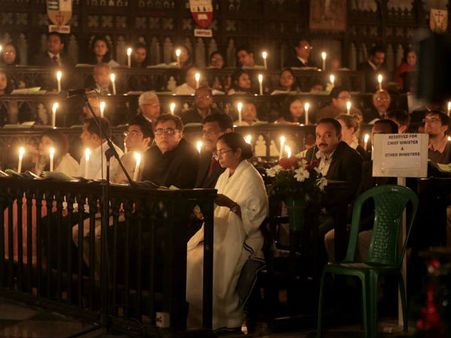 কেক, ওয়াইন, টার্কিতে আজ বড়দিনের দেদার মজা