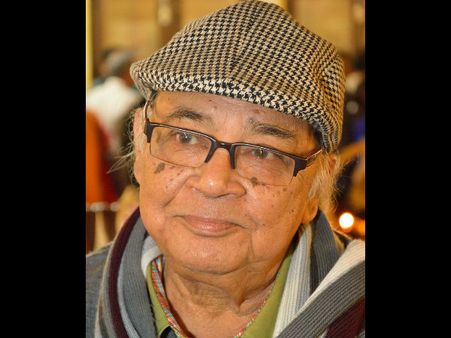 মতানৈক্য, নাট্য আকাদেমির চেয়ারম্যান পদ ছাড়লেন মনোজ