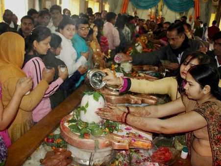 মহাকালেশ্বরের শিব মন্দিরে কোভিড বিধি ভেঙে ভক্তদের ভিড়ে হুড়োহুড়ি, পদপিষ্ট বহু মহিলা এবং শিশু