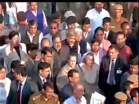 (ছবি) জমি বিলের বিরোধিতায় সোনিয়া গান্ধীর নেতৃত্বে একজোট বাম-তৃণমূলও