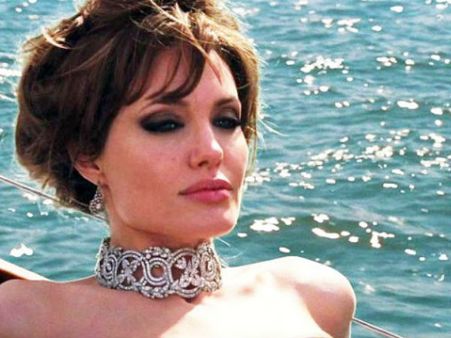 ক্যানসার থেকে বাঁচতে নিজের জরাযু কেটে বাদ দিলেন অ্যাঞ্জেলিনা জোলি