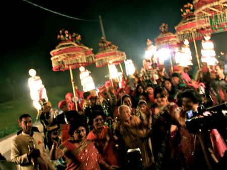 বরযাত্রীর আসতে দেরি হলে দিতে হবে মোটা জরিমানা?