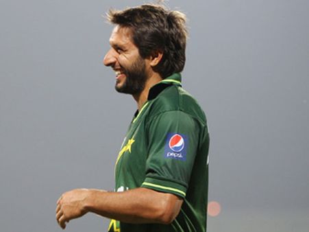 (ভিডিও) বিশ্বকাপ থেকে ভারত ছিটকে যাওয়ায় আফ্রিদি গেয়ে উঠেছিলেন 'মউকা মউকা'!