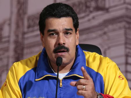 ভেনেজুয়েলার রাষ্ট্রপতির গায়ে আম ছুঁড়ে ফ্ল্যাট উপহার পেলেন এক মহিলা