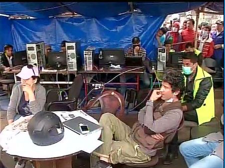 ভূমিকম্পে বিধ্বস্ত, খোলা আকাশের নিচেই অস্থায়ী স্টুডিও বানিয়ে চলছে সংবাদিকতা