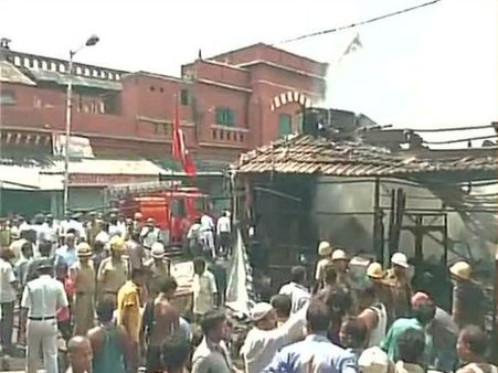 নিউমার্কেটের মাছের বাজারে ভয়াবহ আগুনে ভস্মীভূত একাংশ, আতঙ্কে ব্যবসায়ীরা