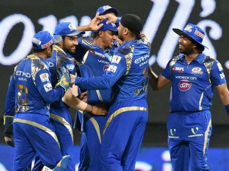 চেন্নাই সুপার কিংসকে হেলায় হারিয়ে আইপিএল ২০১৫-র চ্যাম্পিয়ন মুম্বই ইন্ডিয়ানস