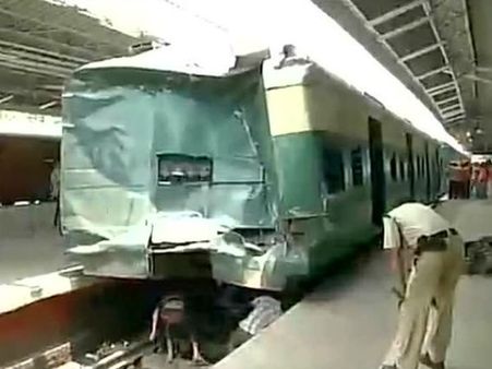 (ছবি) শিয়ালদহ স্টেশনে ট্রেনের ধাক্কা, ২টি বগি লাইনচ্যুত