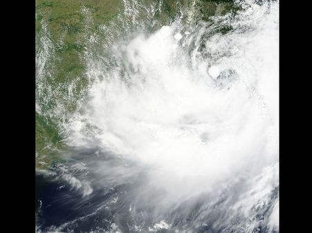 'কোমেন' ঝড়ে লন্ডভন্ড বাংলাদেশ, অতি ভারী বৃষ্টিপাত হবে রাজ্য জুড়ে