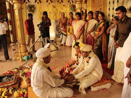 স্ত্রী পরপুরুষকে ভালোবাসে, খুশি মনে দুজনের বিয়ে দিলেন স্বামী