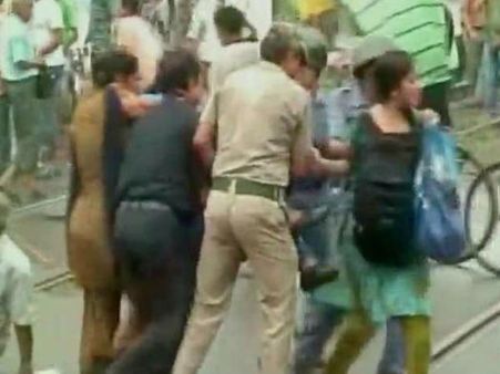 মাতৃভূমি লোকাল ঘিরে রণক্ষেত্র খড়দহ, নির্দেশ প্রত্যাহার রেলের