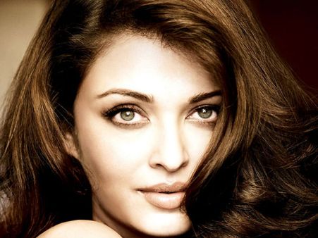(ছবি) আপনার জন্য একটি উপহার আছে ঐশ্বর্য রাইয়ের কাছে!