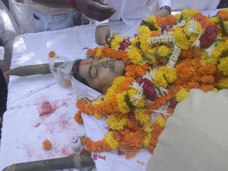 আদেশ শ্রীবাস্তবের শেষ বিদায়ে অমিতাভ বচ্চন, অনিল কাপুর-সহ তারকারা!