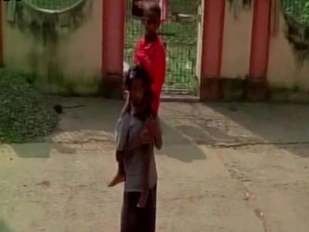 অসুস্থ ভাইকে কাঁধে নিয়ে ৮ কিলোমিটার হেঁটে হাসপাতালে ১১ বছরের বালিকা