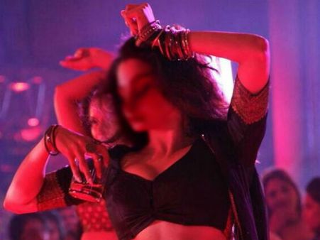 বারণ সত্ত্বেও টিভির সামনে বউয়ের নাচ : ডিভোর্স ক্ষিপ্ত স্বামীর