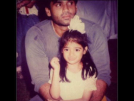 (ছবি) মিষ্টি আথিয়া শেট্টির ছোটবেলার অদেখা ছবি