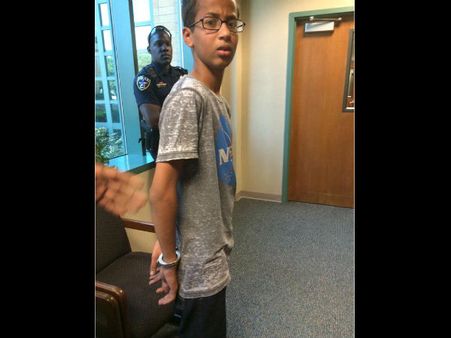 ইসলামোফোবিয়া? বিনা অপরাধে মার্কিন যুক্তরাষ্ট্রে গ্রেফতার মুসলমান ছাত্র