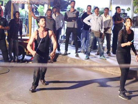 (ছবি) 'দিলওয়ালে'-র শ্যুটিংয়ের মাঝে ব্যাডমিন্টনে মাতলেন কিং খান