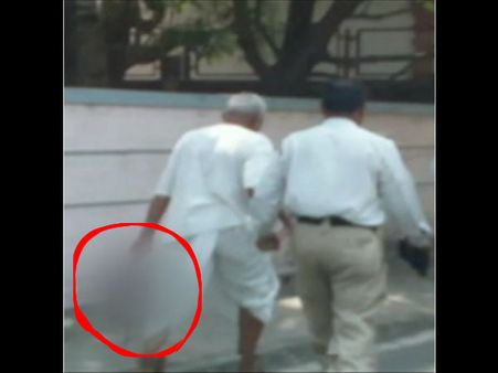 নাদিয়ালের পুনরাবৃত্তি : বউয়ের কাটা 'মুণ্ডু' নিয়ে রাস্তায় স্বামী