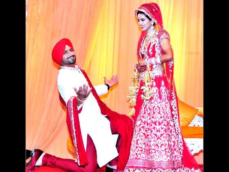 ভাজ্জি-বসরা বিয়ের ছবি : গীতাকে শাহরুখ স্টাইলে 'প্রোপোজ' করলেন হরভজন!