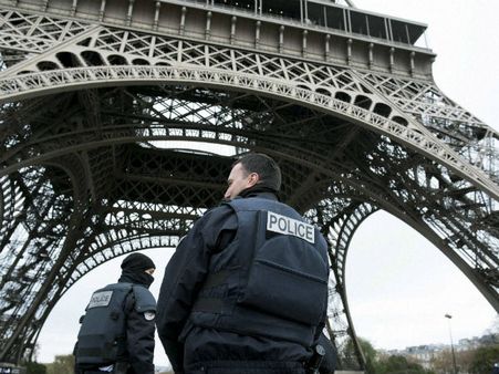 প্যারিস হামলা : এক বন্দুকবাজকে শণাক্ত করা হয়েছে, বাবা ও ভাইকে জিজ্ঞাসাবাদ