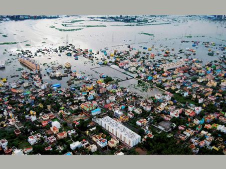 চেন্নাইয়ে ভয়াবহ বন্যায় সাহায্যের হাত বাড়াল মার্কিন যুক্তরাষ্ট্র