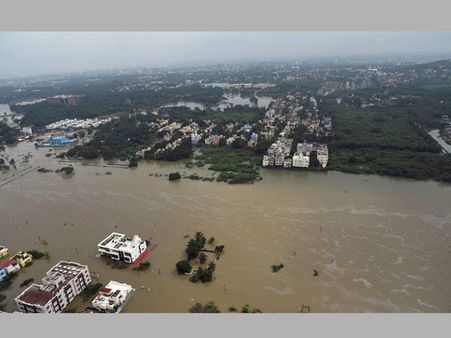 চেন্নাইয়ে ভয়াবহ বন্যা : এই মুহূর্তের পরিস্থিতি জেনে নিন ছবিতে