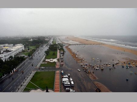 এখনও উদ্ধারকার্য চালাচ্ছে সেনা, ধীরে ধীরে স্বাভাবিকের পথে তামিলনাড়ু