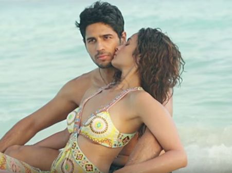 (ছবি) ভগ পত্রিকার অন্তরঙ্গ ফটোশুটে আলিয়া-সিদ্ধার্থ