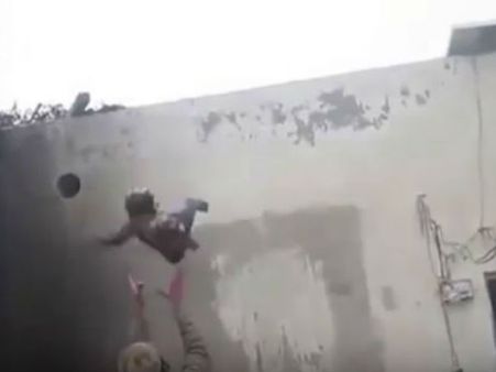 (ছবি) বাবার কথায় ছাদ থেকে সটান লাফ তিন বছরের শিশুর