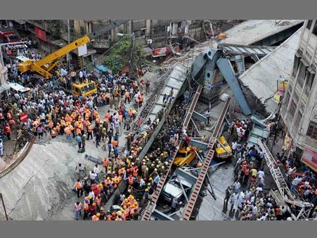 ভেঙে পড়া উড়ালপুলের ঝুলন্ত অংশ সরাতে বিশেষ কৌশল অবলম্বন