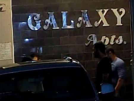 ভাইজান-এর সঙ্গে পার্টির মুডে, আচমকা মধ্য রাতে সলমন খানের বাড়িতে সস্ত্রীক ধোনি