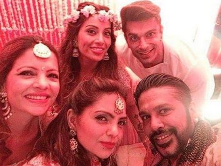 (ছবি) মেহেন্দিতে মোহময়ী বিপাশা, বিয়ের অনুষ্ঠানে কেমন লাগছে বঙ্গললনাকে দেখে নিন