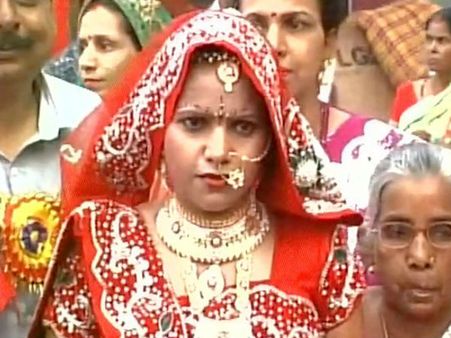 বাড়িতে শৌচাগার নেই পাত্রের : গণবিবাহের আসরে পাত্র পাল্টে বিয়ে তরুণীর