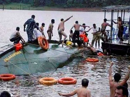 বর্ধমানে গঙ্গায় যাত্রীবোঝাই নৌকা উল্টে নিখোঁজ বহু মানুষ, উত্তেজিত জনতার রোষে পুলিশ