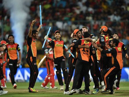 গেইল-কোহলি ঝড়ের পরও আইপিএল চ্যাম্পিয়ন ওয়ার্নারের হায়দ্রাবাদ