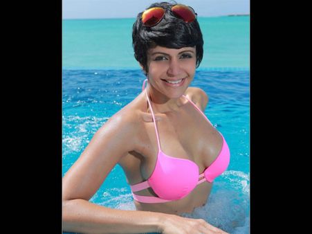 (ছবি) DDLJ-র লাজুক মন্দিরা বেদীর 'হটনেসে' ভরা ছুটির মেজাজ!