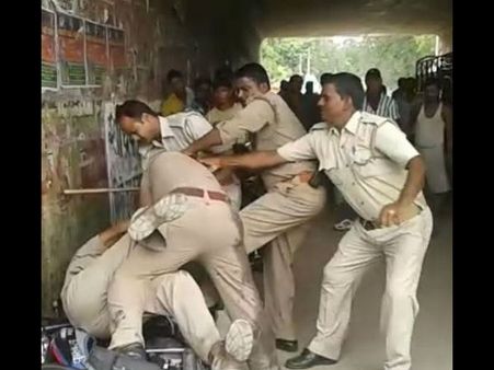 (Video)ঘুষ নিয়ে প্রকাশ্যে দুই পুলিশের চুলোচুলি-হাতাহাতি! ধরা পড়ল ক্যামেরায়