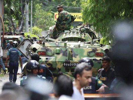 (ছবি) একঝলকে ঢাকা জঙ্গি হানা: আততায়ীদের মুখে শোনা গেল 'আল্লাহু আকবর'