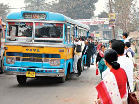 পার্ক সার্কাসে চলন্ত বাস থেকে পঞ্চম শ্রেণির ছাত্রকে ধাক্কা বাস কন্ডাক্টরের