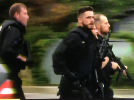 মিউনিখের শপিং সেন্টারে বন্দুকবাজের হামলা, মৃত ৯ ,আহত কমপক্ষে ২০