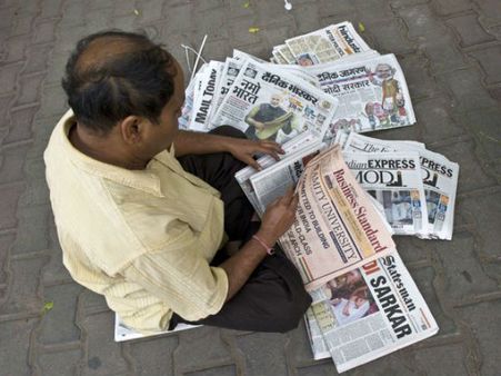 কাশ্মীরে অব্যাহত কার্ফু, মিডিয়ার কন্ঠরোধের সংবাদপত্রের অফিসে হানা, সাংবাদিকদের গ্রেফাতর-মারধর