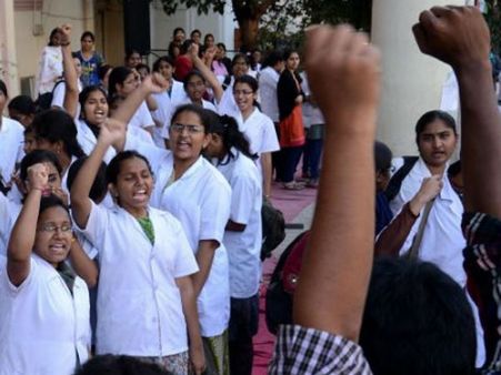 রোগী মৃত্যু ঘিরে হেনস্থার শিকার জুনিয়র ডাক্তার, উত্তপ্ত ন্যাশনাল মেডিক্যাল কলেজ!