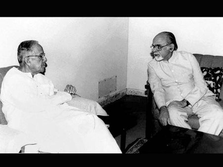 ১০২ তম জন্মদিন জ্যোতি বসুর : মমতাকে সামলে দলকে বাঁচাতে তাঁকেই আজ প্রয়োজন বামেদের