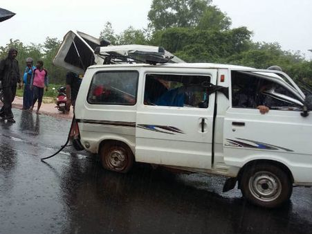 বেআইনি পুলকার আটকাতে তৎপর সরকার, অভিযানে আটক অন্তত ৫০টি গাড়ি