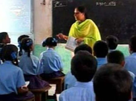 শিক্ষিকার পরনে সালোয়ার কামিজ, ধুন্ধুমার হাওড়ার স্কুলে, বন্ধ পঠনপাঠন