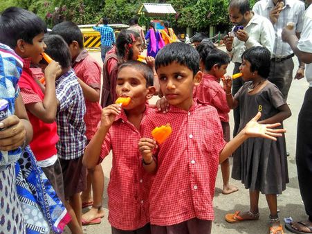 ওরা দৃষ্টিহীন, তবুও জীবন লক্ষ্য হারায়নি, আমাদের ভিতরের মনুষ্যত্ব ওরা বাঁচিয়ে রেখেছে!